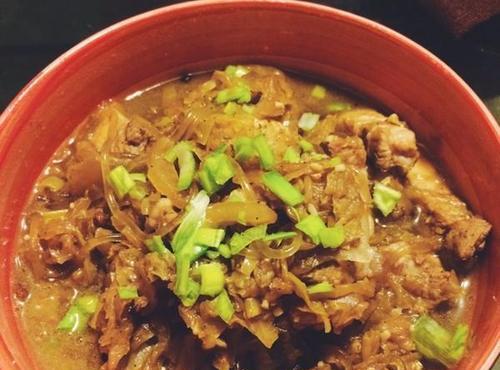 家常美食-猪肉茄子炖粉条（简单营养的慢炖美食，体验口感与健康）
