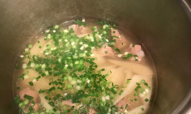 滋补养生，以猪肉牛肚山药汤为例（健康食谱）