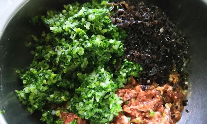 猪肉木耳萝卜饺子的制作方法（从原材料到包制煮熟，轻松掌握制作技巧）