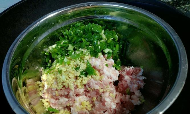 学会制作美味可口的猪肉萝卜馅饺子（用新鲜的食材，体验中式美味）