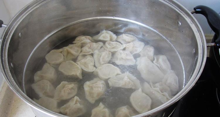 学会制作美味可口的猪肉萝卜馅饺子（用新鲜的食材，体验中式美味）