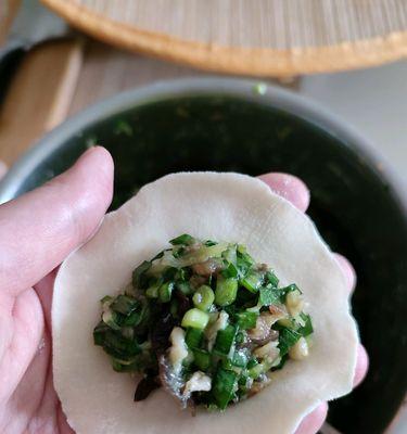 手工制作猪肉韭菜香菇饺子（做一份美味的饺子，享受温馨的家庭时光）