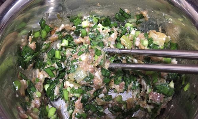 教你做一道美味可口的猪肉韭菜水饺（一口咬下去，美味瞬间爆发）