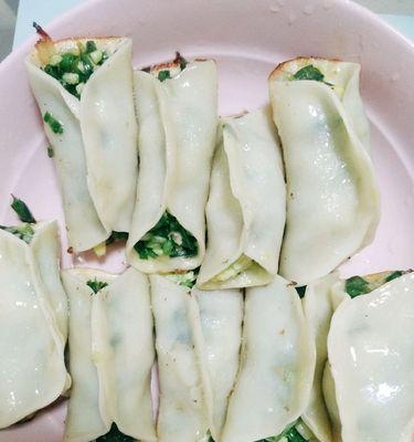 美味猪肉韭菜煎饺（家常美食，轻松DIY，煎出香气四溢的口感）
