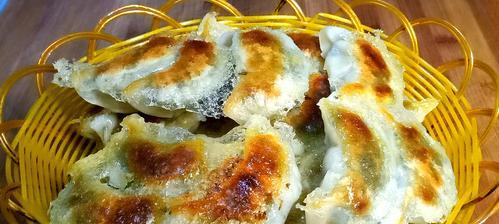美味猪肉韭菜煎饺（家常美食，轻松DIY，煎出香气四溢的口感）
