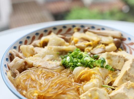 美味可口的日式猪肉丼，让你的味蕾大呼过瘾（从选材到烹饪，教你轻松制作日式猪肉丼）