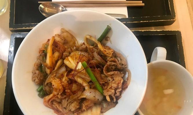 美味可口的日式猪肉丼，让你的味蕾大呼过瘾（从选材到烹饪，教你轻松制作日式猪肉丼）