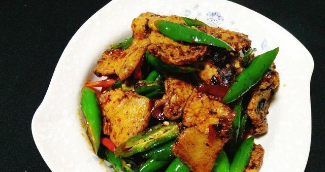 炭火烧猪肉角煮的制作方法（让你的味蕾体验烤肉盛宴）