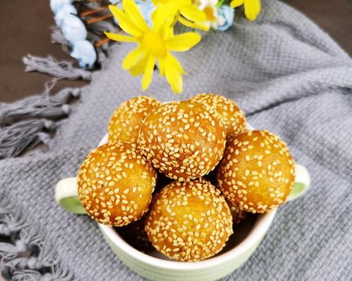 手把手教你制作美味土豆芝麻球（如何制作口感香脆、甜度适中的土豆芝麻球）