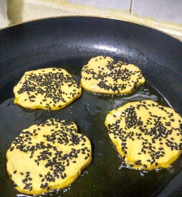 美味健康的炸芝麻南瓜饼（教你如何轻松制作营养丰富的炸芝麻南瓜饼）