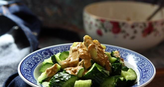 美食秘籍——芝麻酱肉末豆腐（一道简单易学的家常菜，口感香糯鲜美，健康美味兼备。）