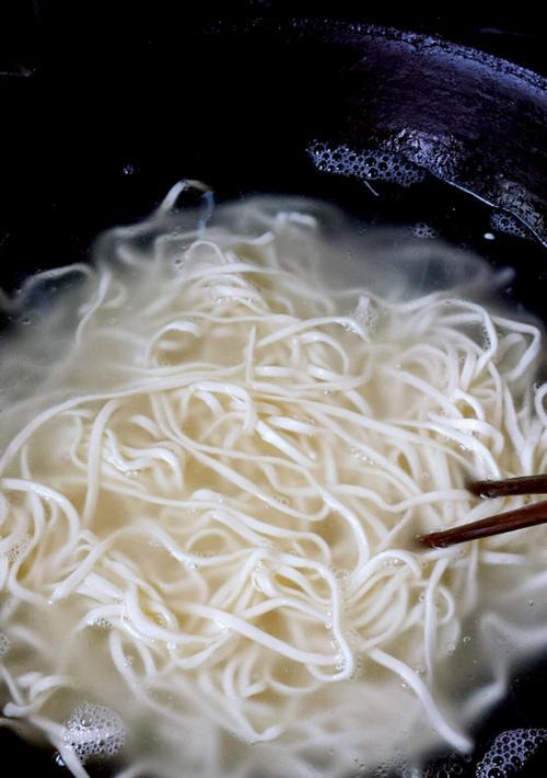 如何制作美味的芝麻酱凉面（掌握关键步骤，让你轻松做出好吃的凉面）