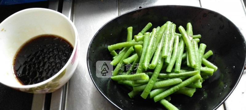 芝麻酱拌豇豆，健康美味的家常菜（一道简单易学的中式菜肴，既营养又好吃）