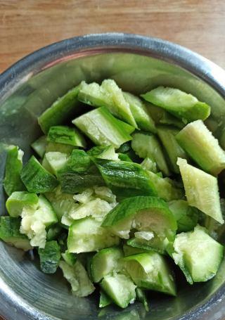 用芝麻酱拌黄瓜，做出美味健康的小菜（营养丰富，简单易学的家常小菜）