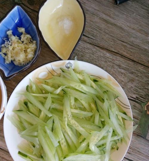 用芝麻酱拌黄瓜，做出美味健康的小菜（营养丰富，简单易学的家常小菜）