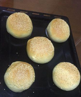 手工制作芝麻汉堡坯面包（做法详解，轻松DIY，美味可口，健康营养）
