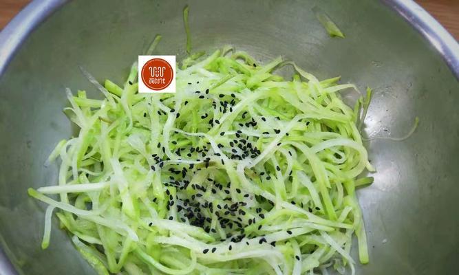 醉人美味——芝麻醋拌小黄瓜（学会这个简单的拌菜技巧，让你的味蕾享受不一样的口感）