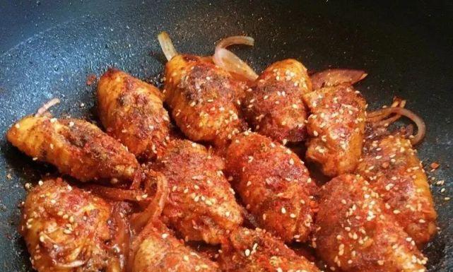 尝试芝麻豉油鸡翅的烹饪方式，带给您口感的惊喜（食材简单易找，做法容易上手，营养美味，家庭厨房必备）
