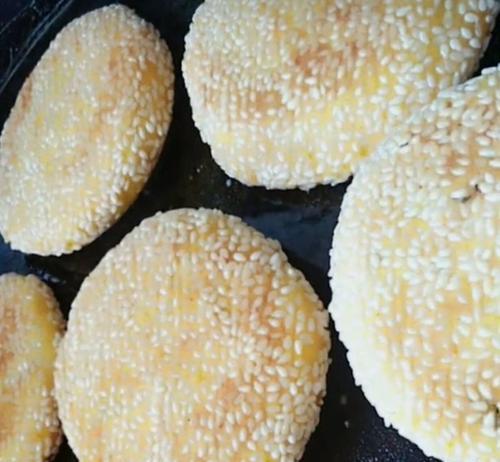 自制芝麻饼五香饼的做法（美味可口的传统糕点制作方法）