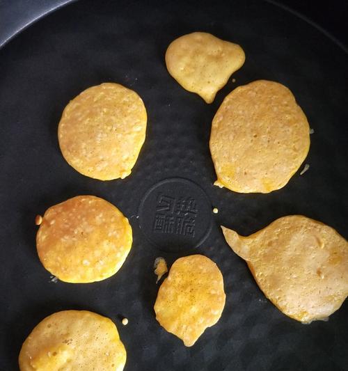 自制芝麻饼五香饼的做法（美味可口的传统糕点制作方法）