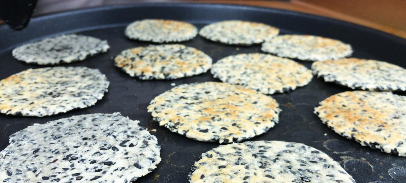 自制芝麻饼五香饼的做法（美味可口的传统糕点制作方法）