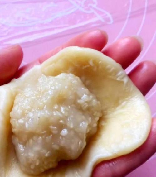 学会制作美味的小猪芝麻包子（探秘小猪芝麻包子的制作工艺，口感鲜美！）