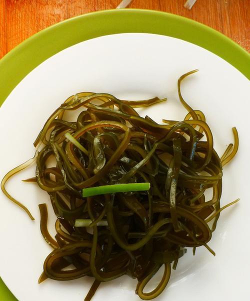 芝麻拌海带（探秘海带与芝麻的黄金搭配，做法简单，营养丰富）