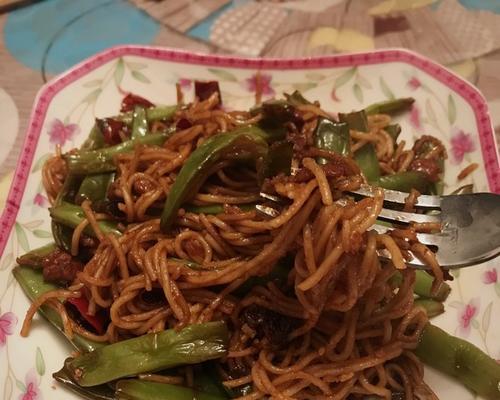 正宗老北京扁豆焖面的做法（传统口味的家常美食，以豆香鲜美为主调）