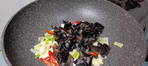 正月十五圆宵木耳菠菜炒鸡蛋，美味佳肴（传统食谱为你开启团圆之味）