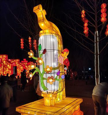 元宵节的传统民俗活动——孔雀开屏（用水果闹元宵，伴孔雀开屏；传统文化璀璨再现）