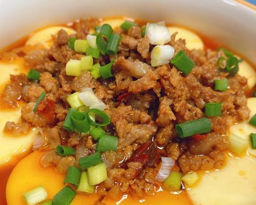 简单易学！整鸡蛋蒸瘦肉做法（教你做一道口感鲜嫩、营养丰富的美食）