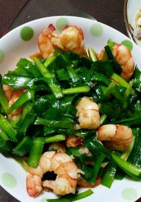 美味又健康，学会用章鱼花炒韭菜（掌握简单易学的炒菜技巧，让你秒变厨神）