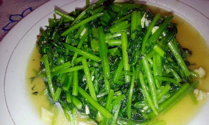 章鱼炒茼蒿的制作方法（健康美味的海鲜蔬菜佳肴，传授给你）