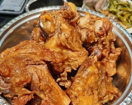 张氏啤酒鸭的制作方法（用啤酒烤出美味鸭肉的烹饪技巧）
