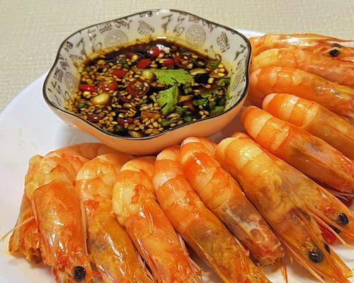 以蘸汁虾为主角的美食体验（鲜嫩多汁，一口咬下满足味蕾；口感浓郁，唇齿留香回味无穷）