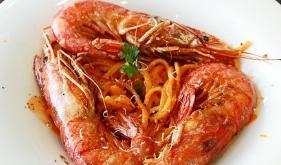 以蘸汁虾为主角的美食体验（鲜嫩多汁，一口咬下满足味蕾；口感浓郁，唇齿留香回味无穷）