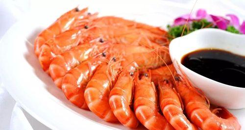 以蘸汁虾为主角的美食体验（鲜嫩多汁，一口咬下满足味蕾；口感浓郁，唇齿留香回味无穷）