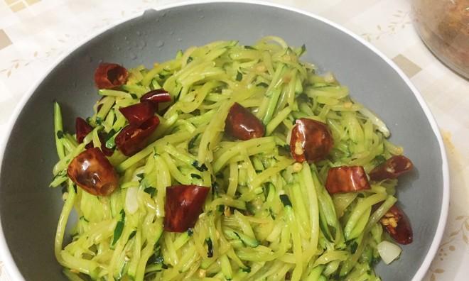 宅鱿炒南瓜饭，打造健康又美味的家常菜（用南瓜打造宅鱿的健康主食）