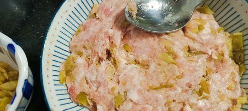 榨菜蒸肉饼，健康美味的家常菜肴（传统肉饼翻新，榨菜的清爽与肉香相遇）