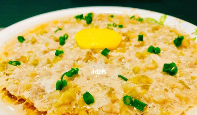 榨菜蒸肉饼，健康美味的家常菜肴（传统肉饼翻新，榨菜的清爽与肉香相遇）
