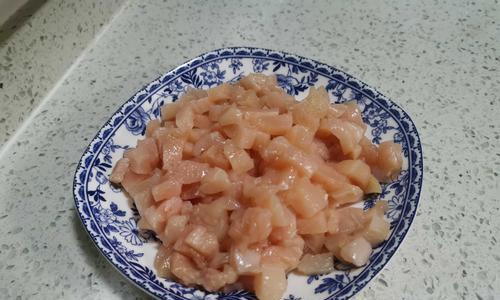 榨菜丝炒鸡胸脯肉的做法（简单易学，口感丰富）