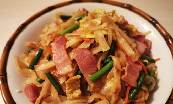 用榨菜做出美味的蔬菜炒饼（学会这个简单的食谱，让你的早餐更丰富多彩！）