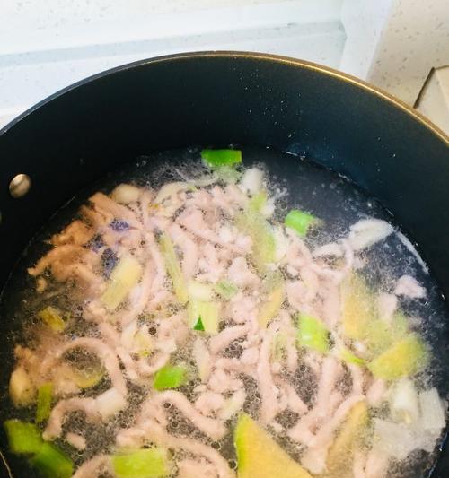 榨菜肉丝汤，清爽美味再创佳作（以榨菜为主角，调制经典风味，赏味不尽）