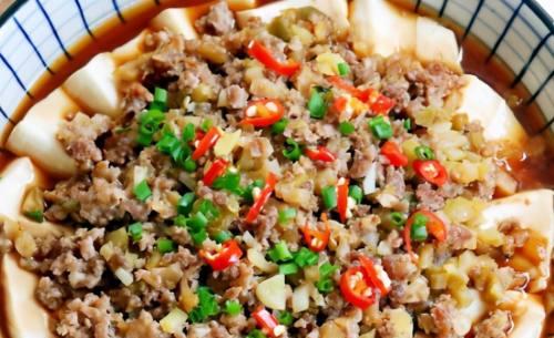 家常美味——榨菜肉沫蒸豆腐（以榨菜为调料，肉馅鲜嫩，豆腐软糯入味）