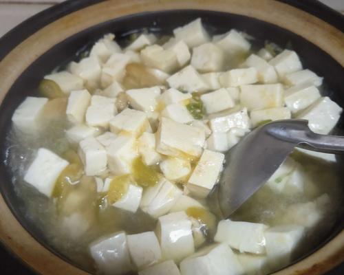美味又简单——榨菜焖豆腐的做法（传统佳肴，家常料理，健康营养）