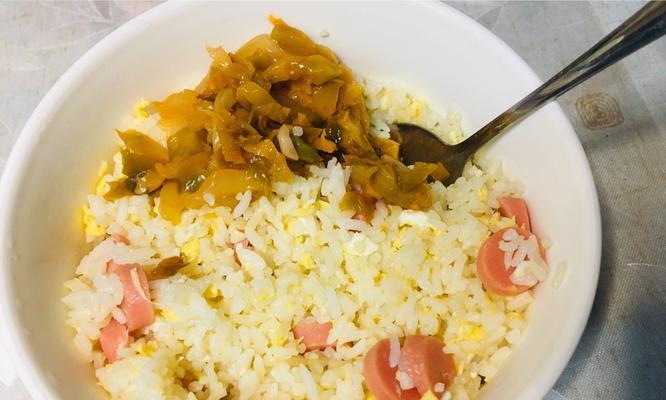 让你的味蕾爆发，尝试榨菜蛋炒饭（简单易学的榨菜蛋炒饭做法，满足你的美食梦想）