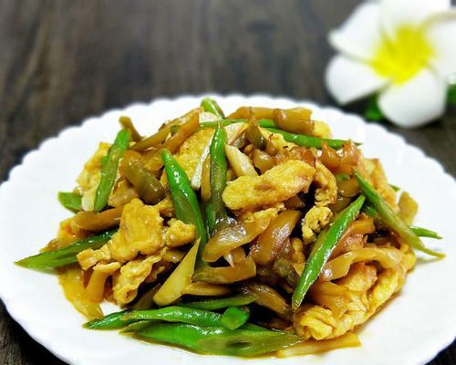 家常美食，榨菜炒蛋（简单易学，健康美味；榨菜蛋炒，家庭必备菜肴）