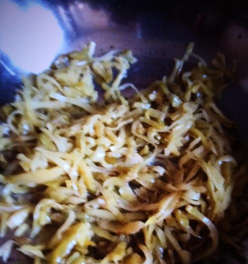 家常美食，榨菜炒蛋（简单易学，健康美味；榨菜蛋炒，家庭必备菜肴）