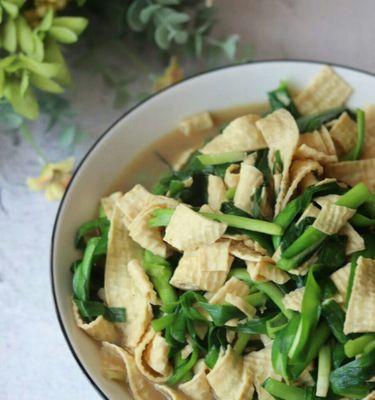 榨菜拌豆腐丝的做法（以榨菜为主角的美味小吃）