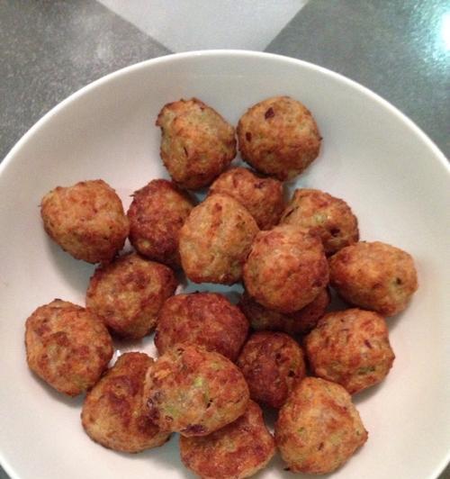 炸猪肉丸子的制作方法（又酥又香的经典美食）